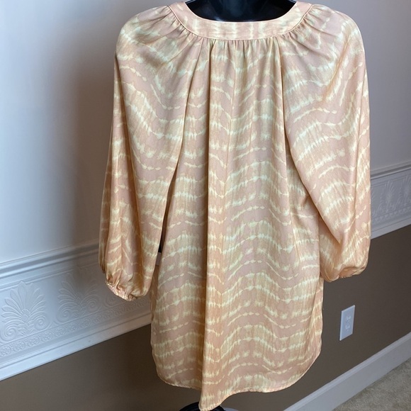 Simply Vera VeraWang Size Small Spring Peach V-Neck Top - Picture 2 of 10